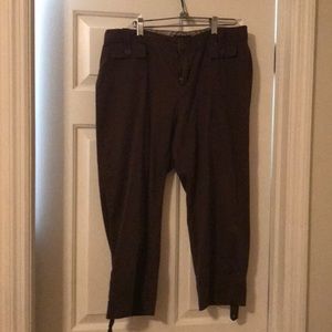 Access stretch brown capris.